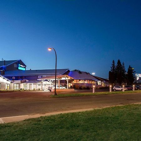 Отель Clarion Pointe Медисин-Хат Экстерьер фото