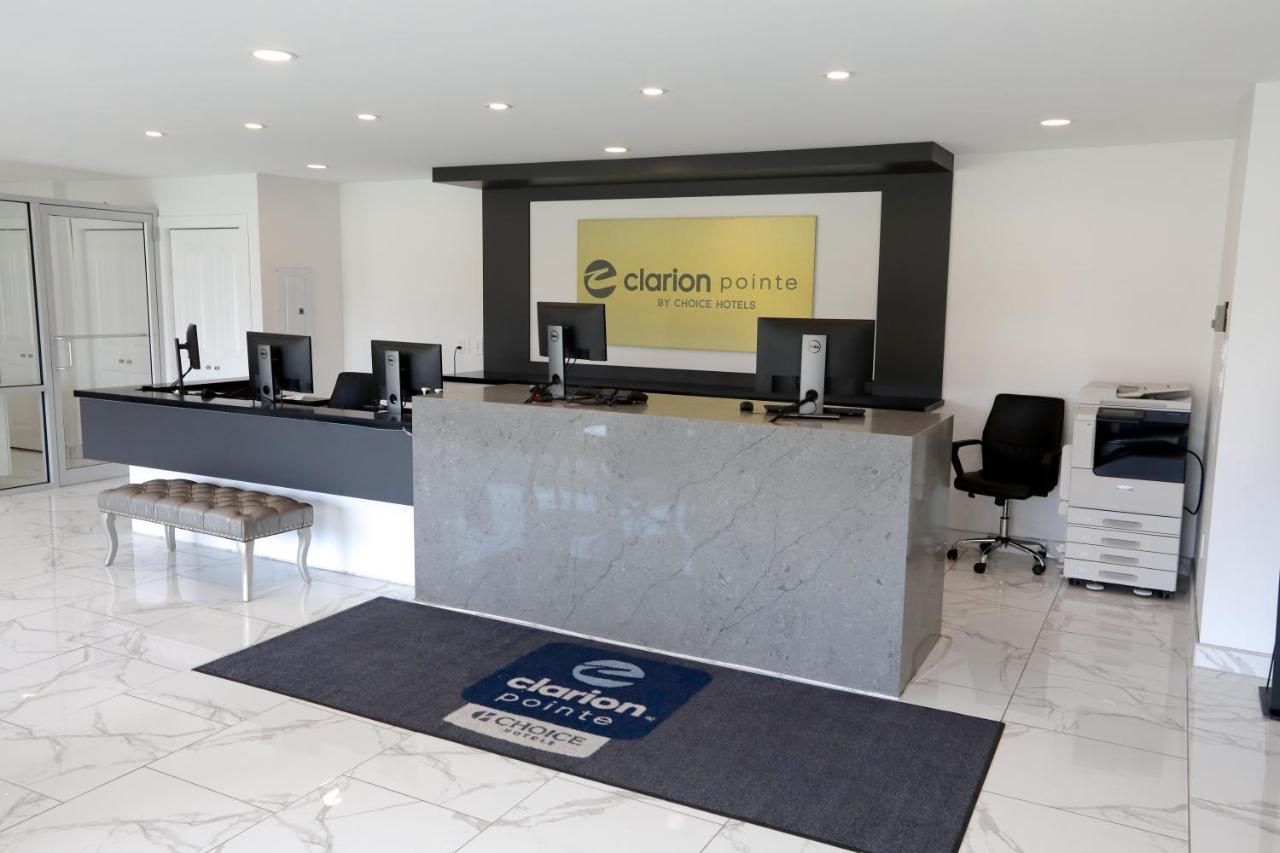 Отель Clarion Pointe Медисин-Хат Экстерьер фото