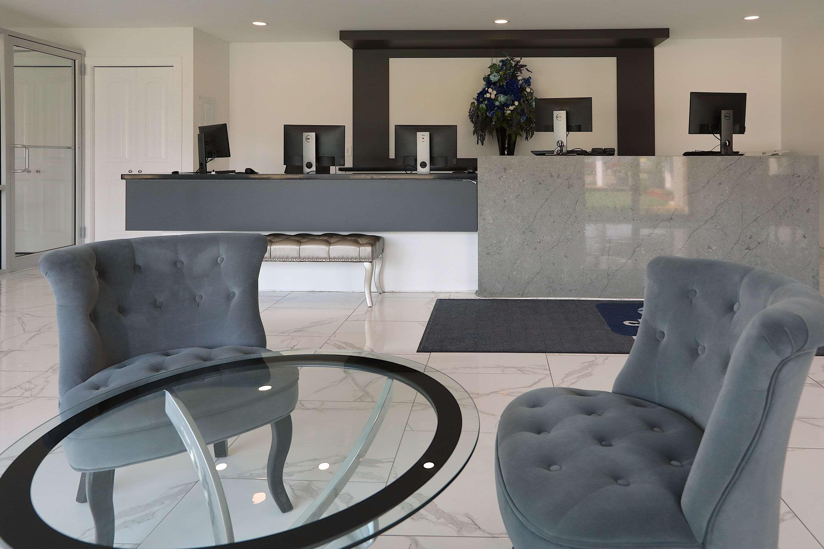 Отель Clarion Pointe Медисин-Хат Экстерьер фото