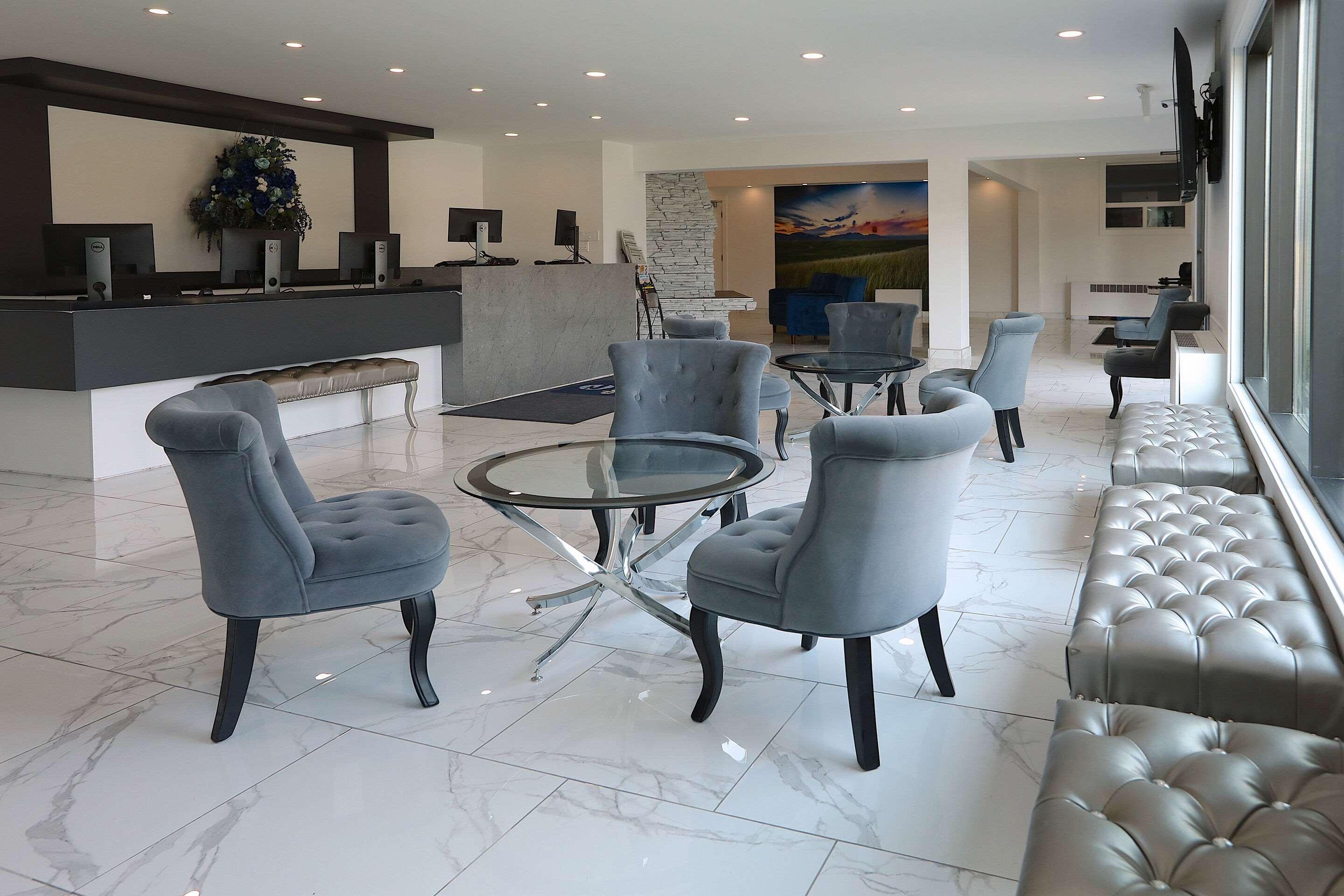 Отель Clarion Pointe Медисин-Хат Экстерьер фото