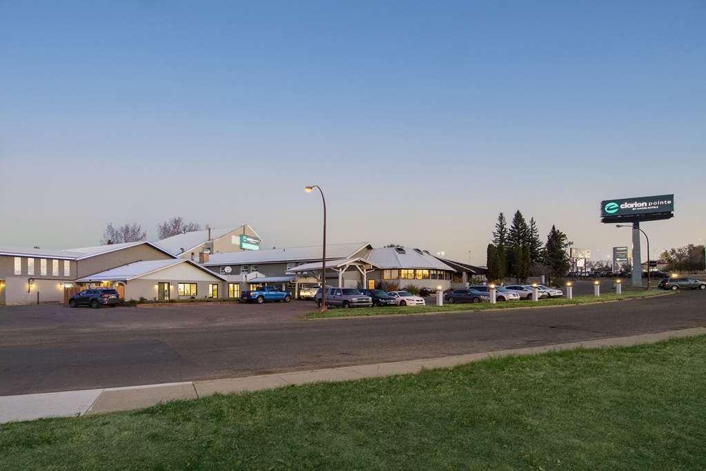 Отель Clarion Pointe Медисин-Хат Экстерьер фото