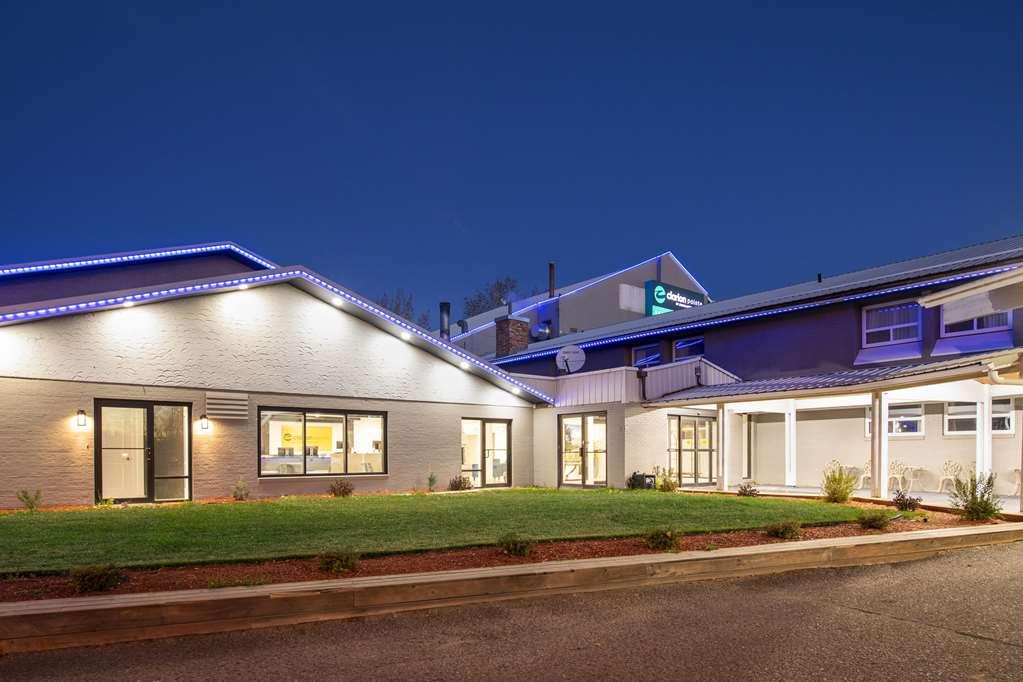 Отель Clarion Pointe Медисин-Хат Экстерьер фото