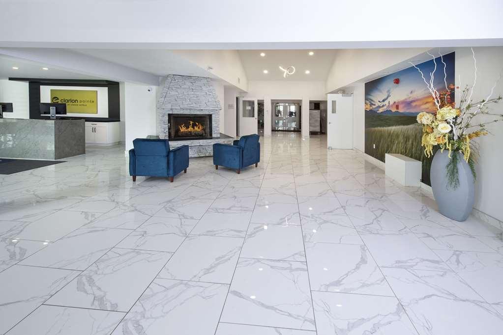 Отель Clarion Pointe Медисин-Хат Интерьер фото